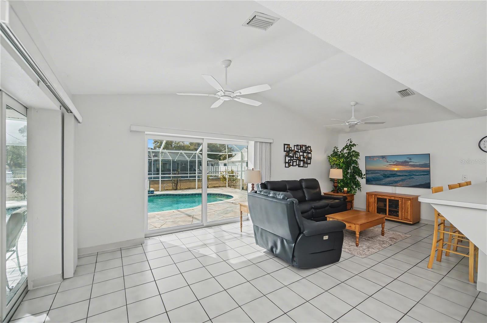 Listing photo id 25 for 21311 Leonard Avenue