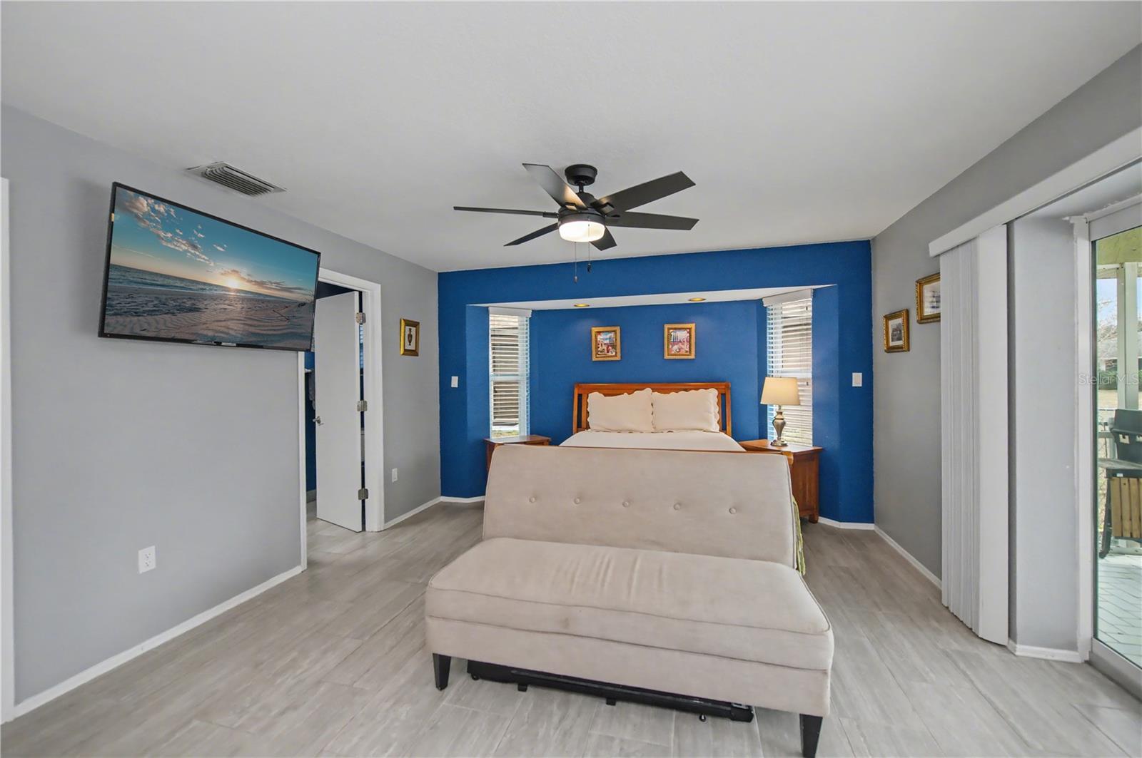 Listing photo id 28 for 21311 Leonard Avenue