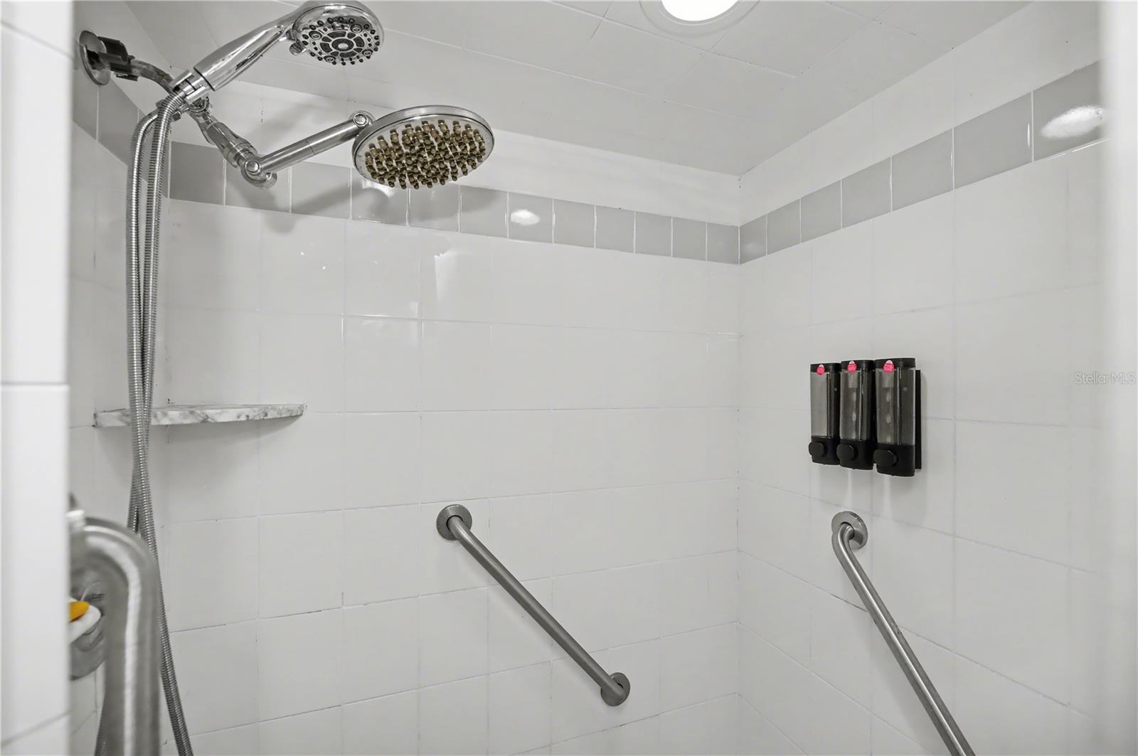 Listing photo id 31 for 21311 Leonard Avenue