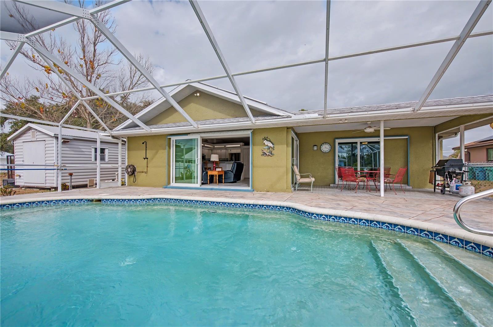 Listing photo id 41 for 21311 Leonard Avenue