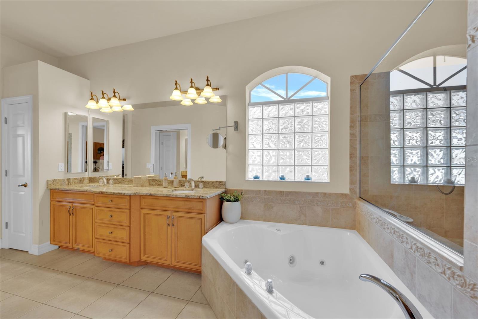 Image 23 of 46 For 2909 39th Street