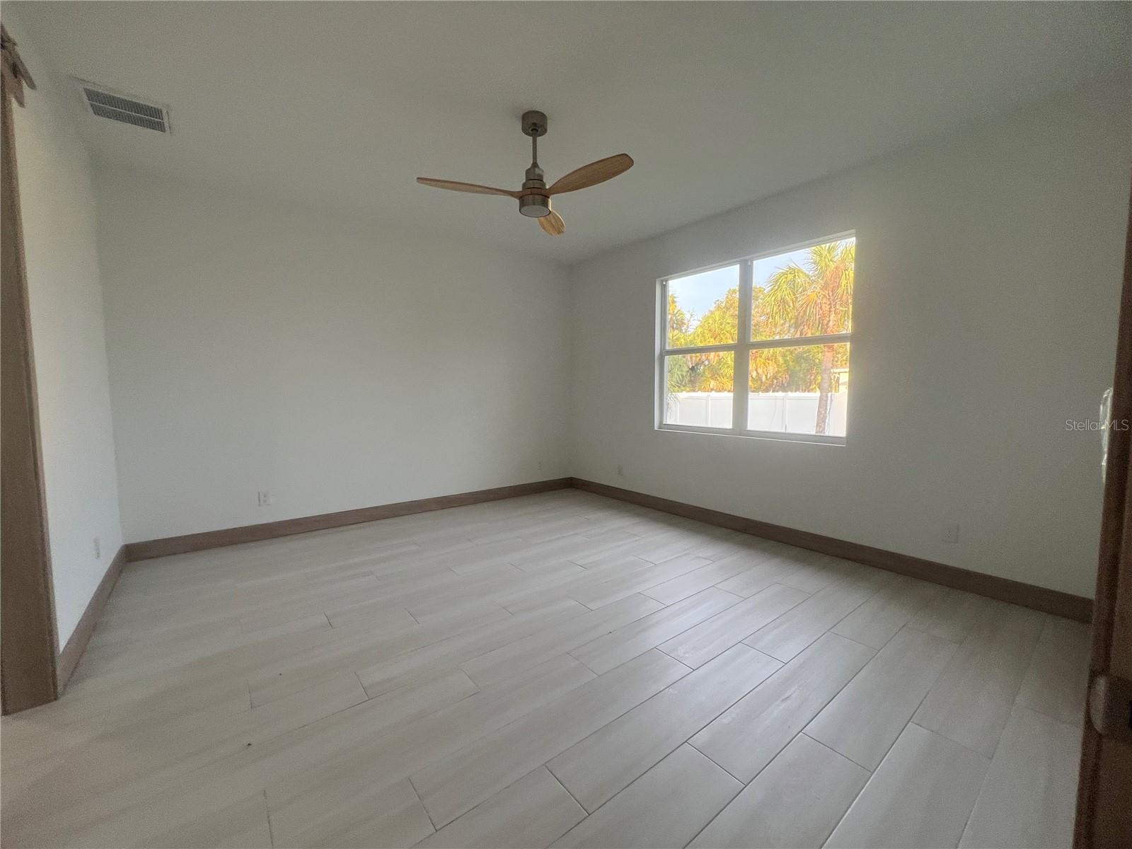 Image 12 of 28 For 1470 Henning Street