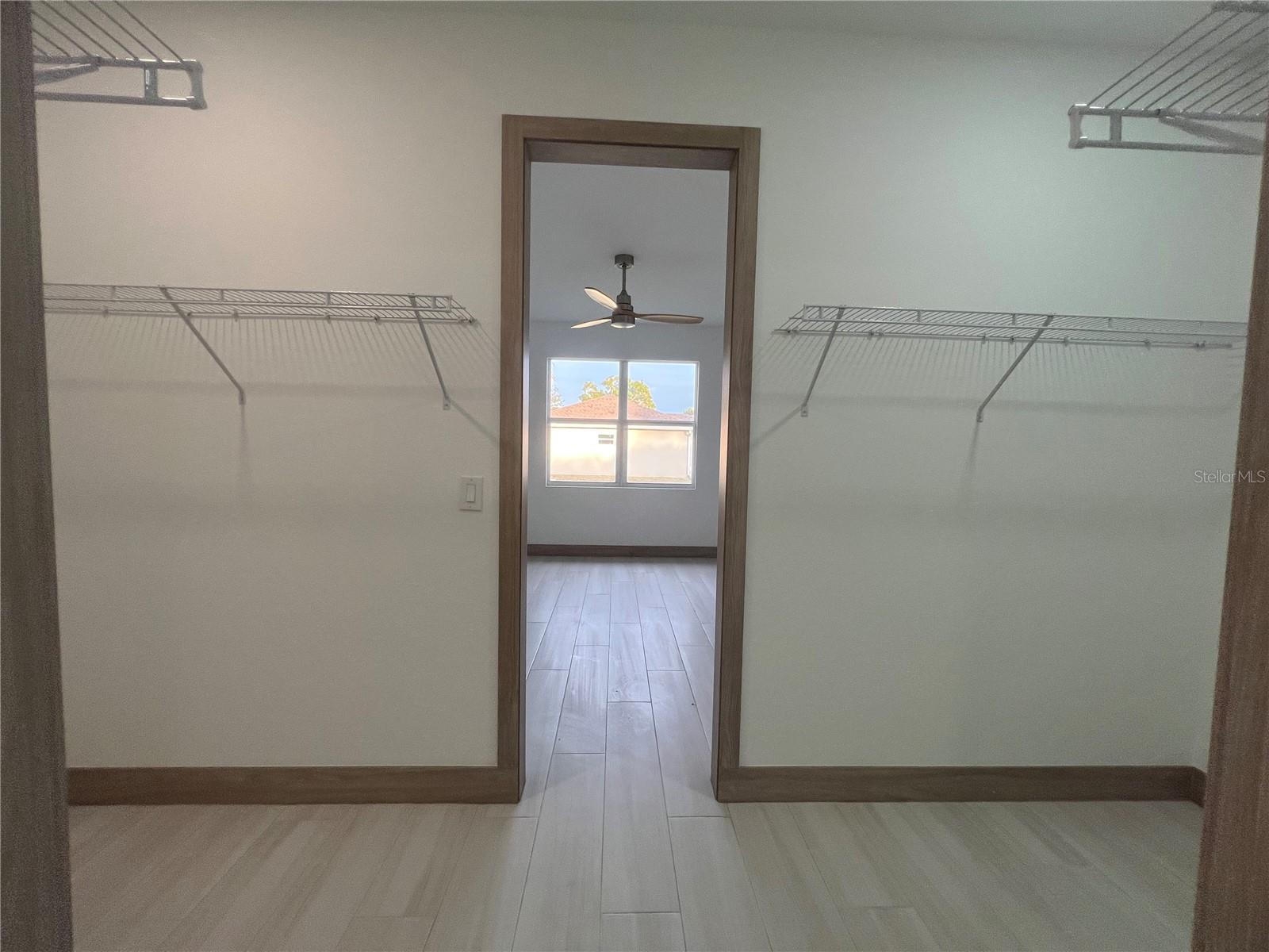 Image 17 of 28 For 1470 Henning Street