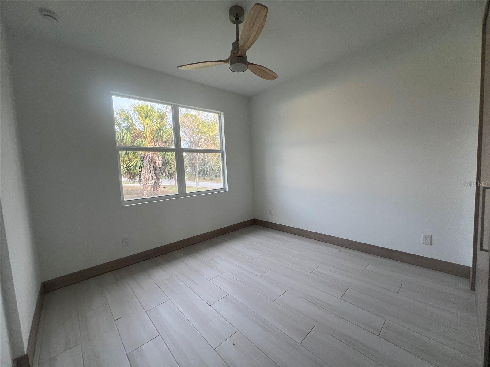 Image 18 of 28 For 1470 Henning Street