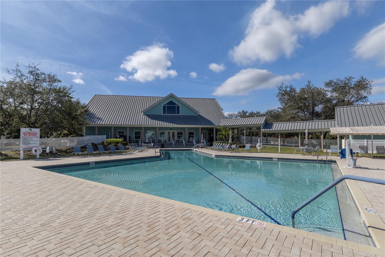 Image 4 of 39 For 19355 Water Oak Drive 105