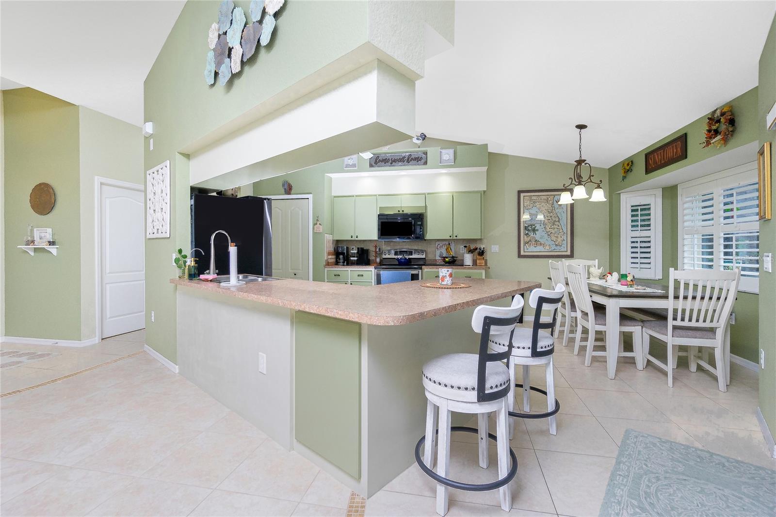 Listing photo id 8 for 4265 Durant Street