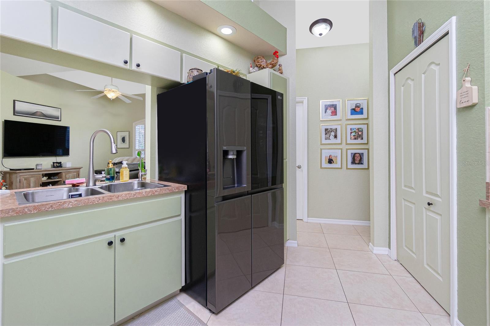 Listing photo id 14 for 4265 Durant Street