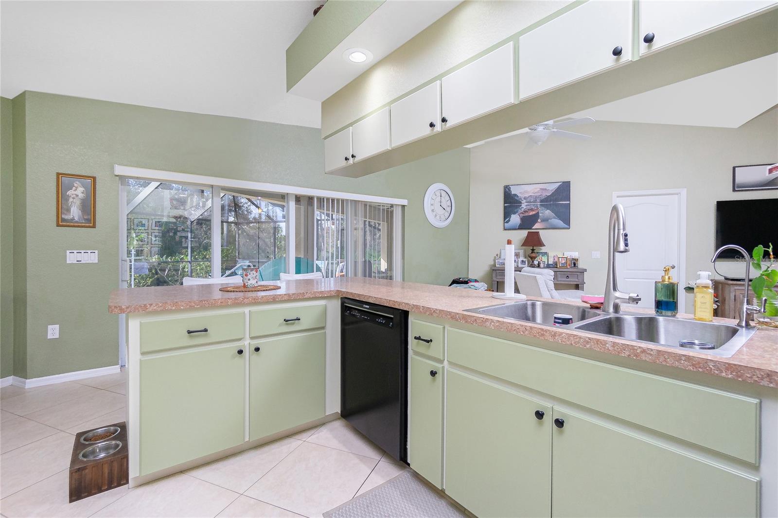 Listing photo id 16 for 4265 Durant Street