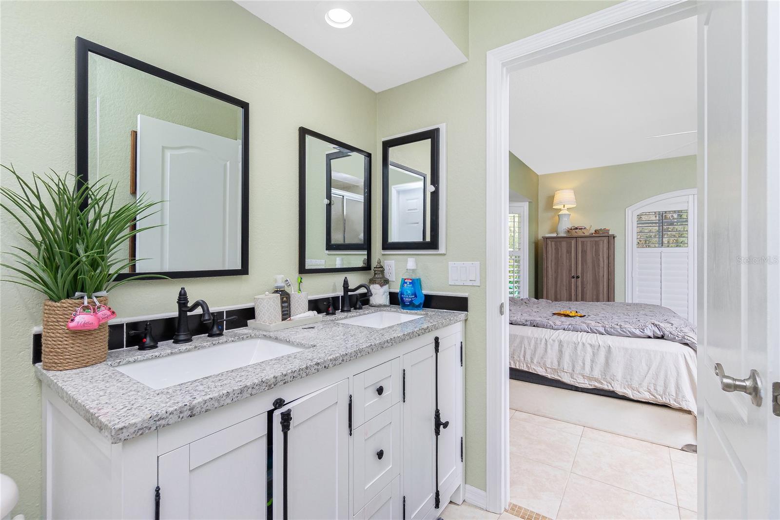 Listing photo id 21 for 4265 Durant Street