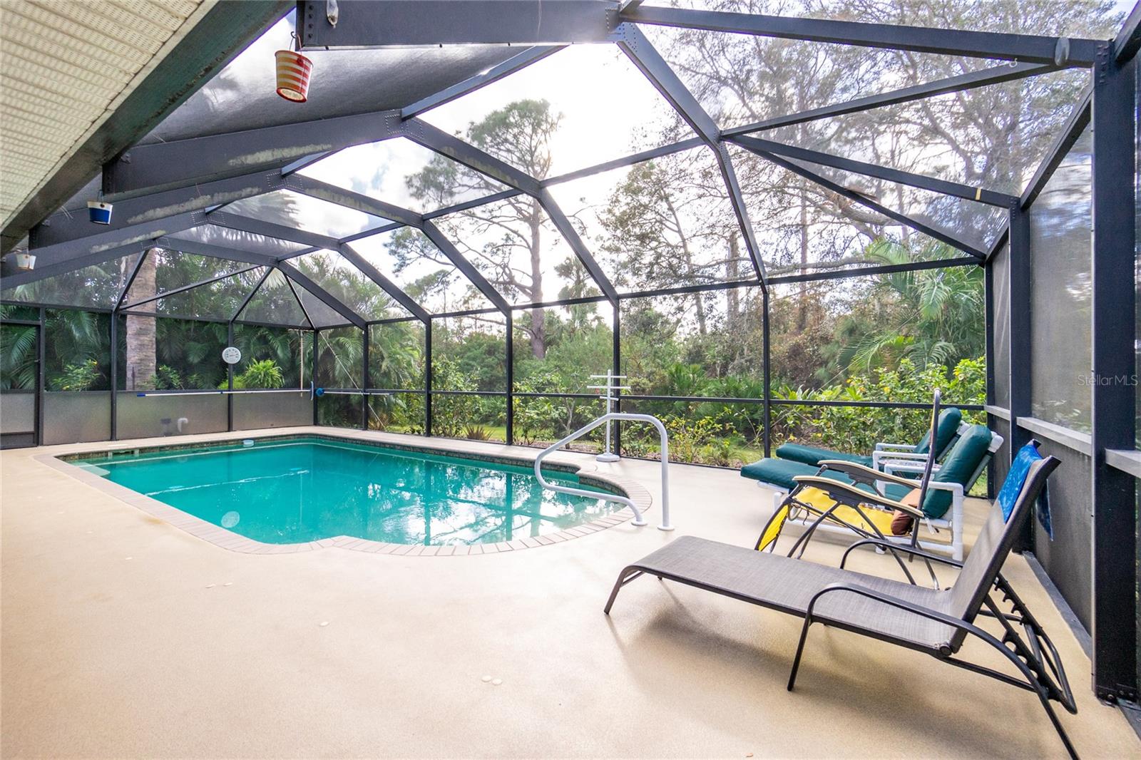 Listing photo id 33 for 4265 Durant Street