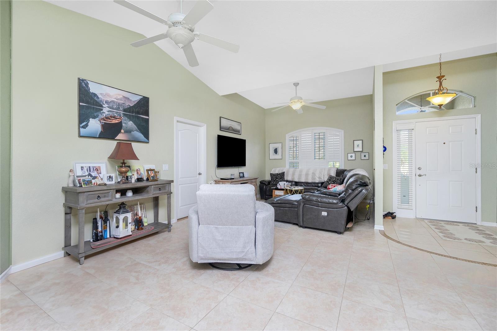 Listing photo id 5 for 4265 Durant Street