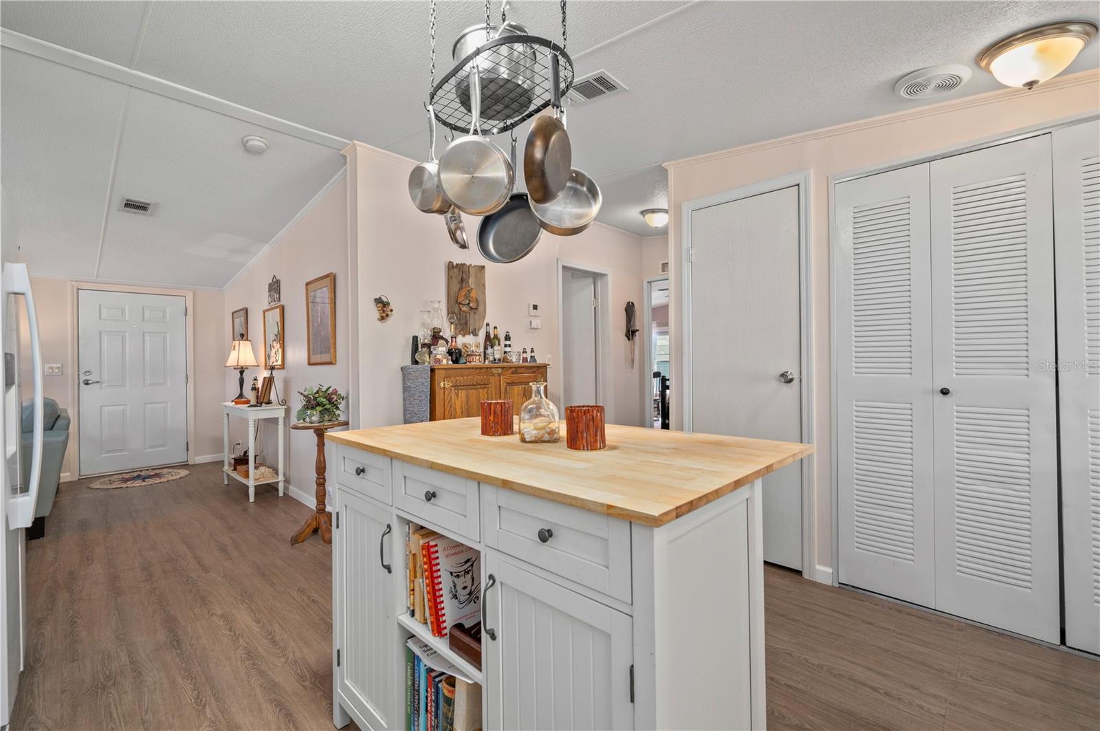 Image 14 of 56 For 1000 Kings Highway 133