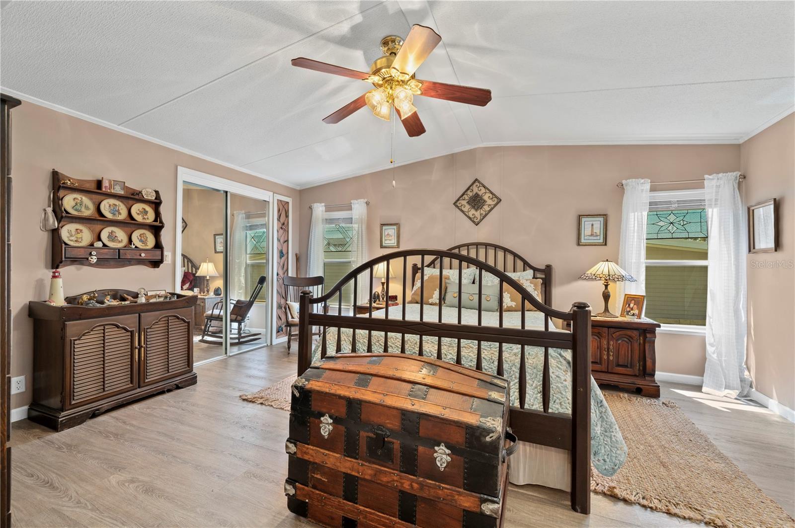 Image 15 of 56 For 1000 Kings Highway 133