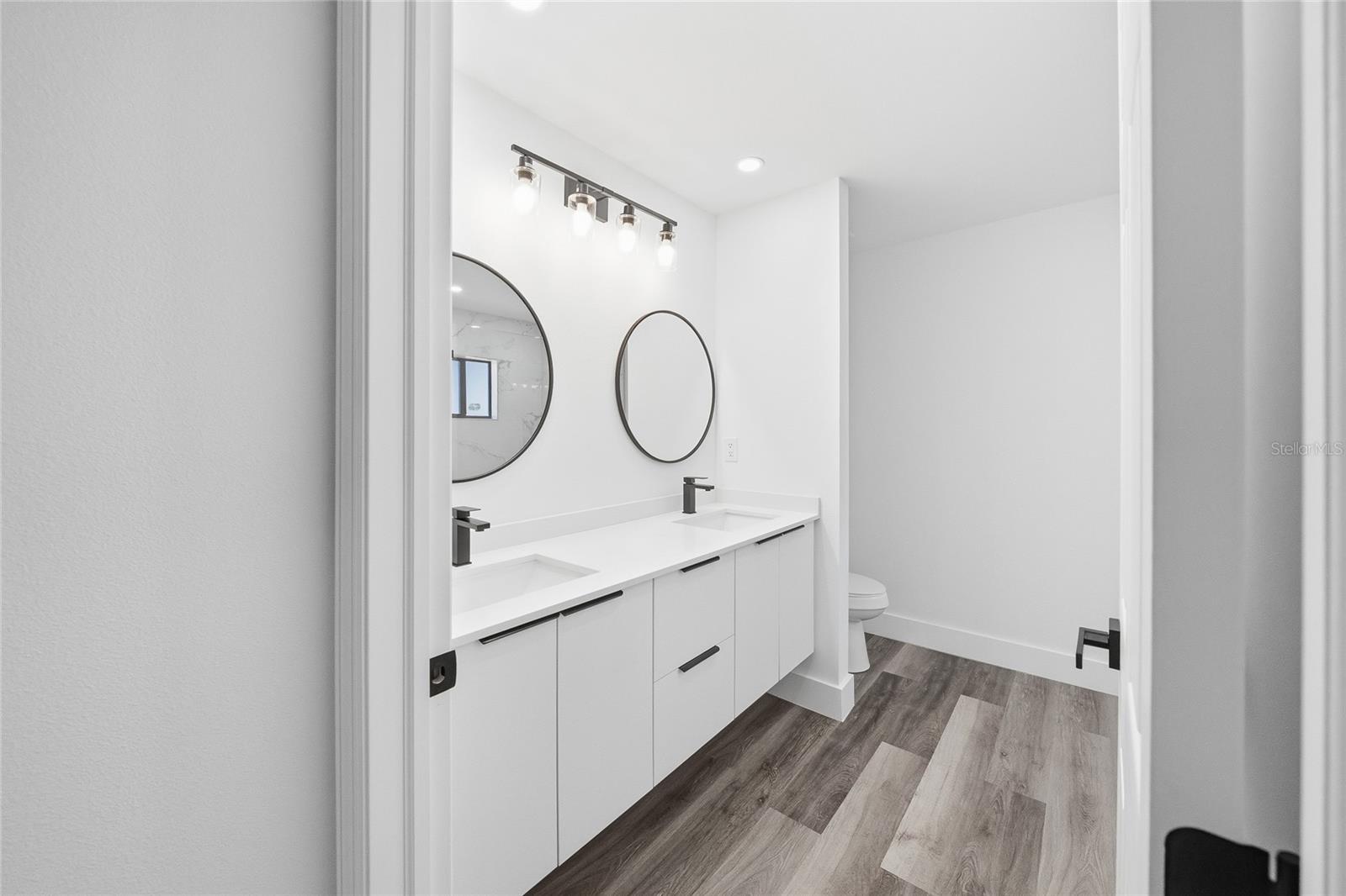 Image 17 of 23 For 15468 Chamberlain Boulevard