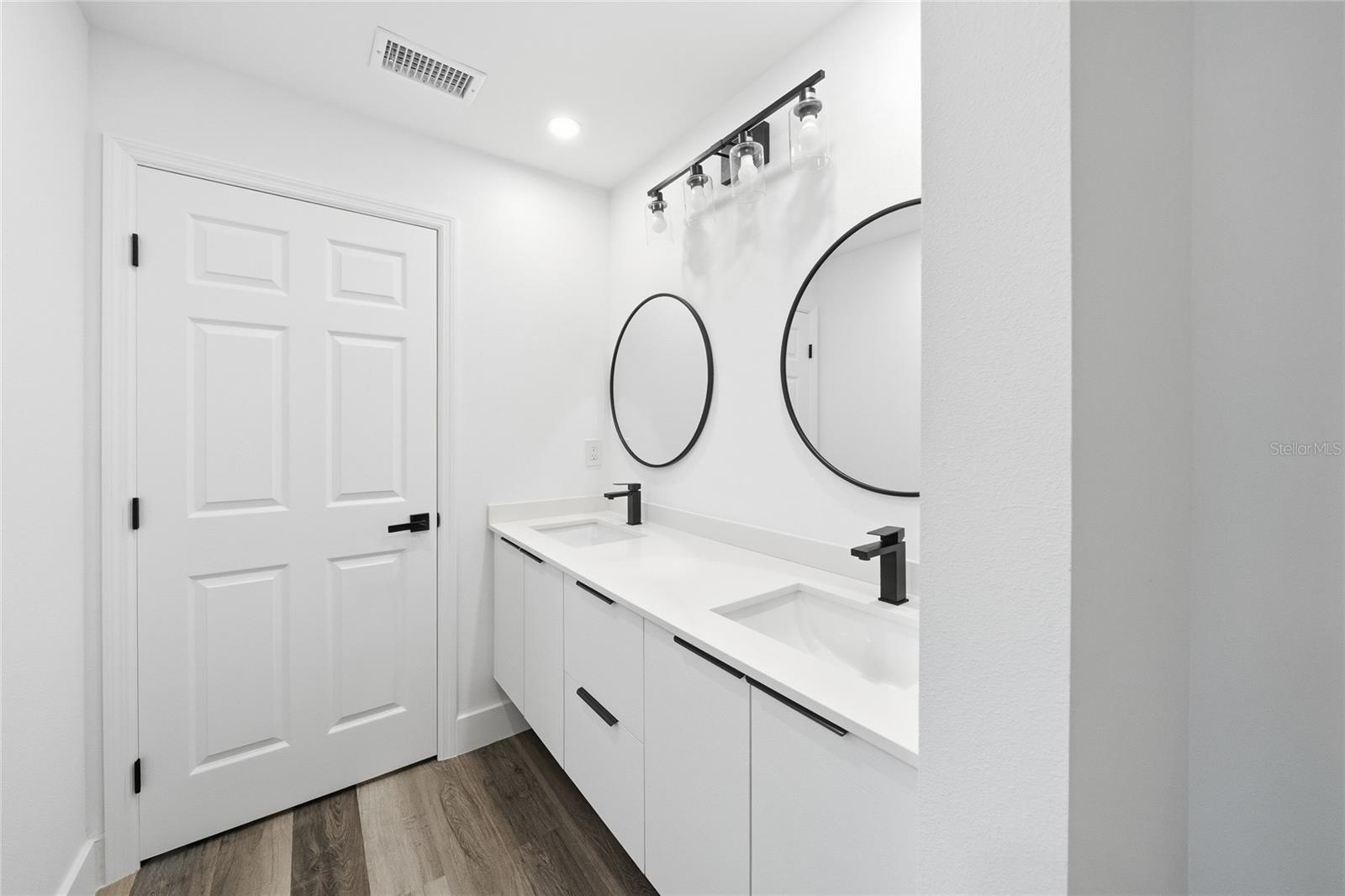 Image 18 of 23 For 15468 Chamberlain Boulevard