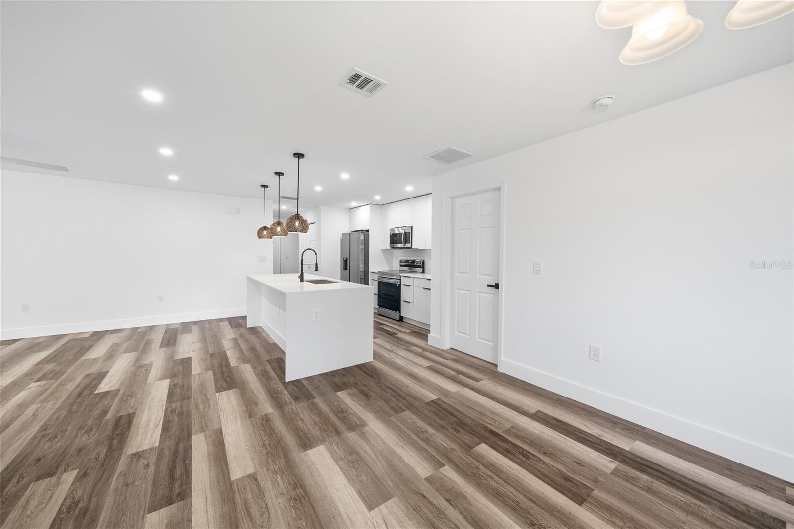 Image 7 of 23 For 15468 Chamberlain Boulevard