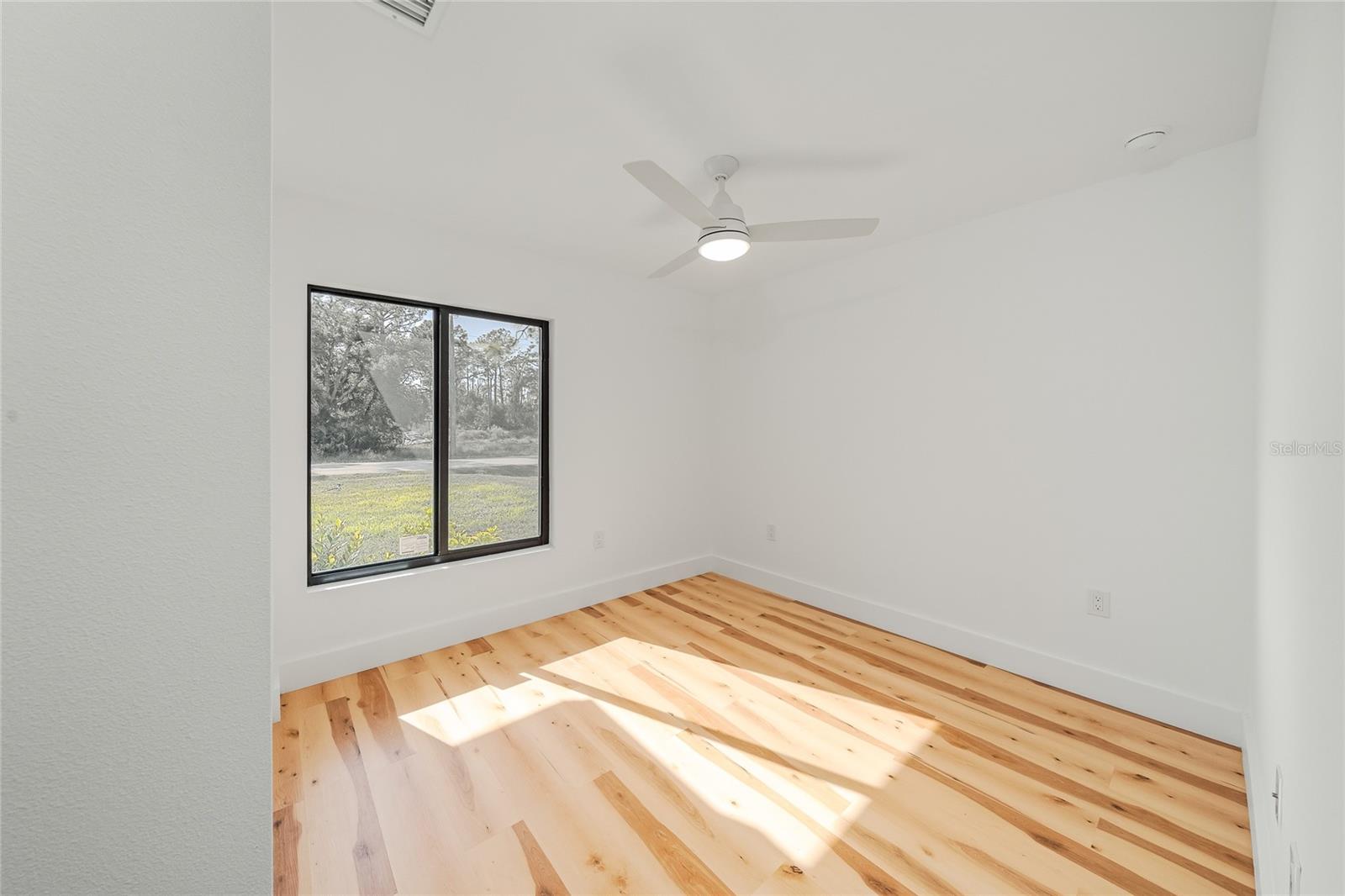 Image 11 of 23 For 15460 Chamberlain Boulevard