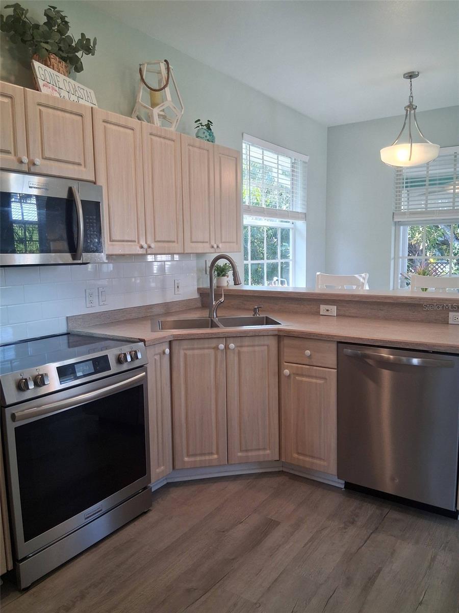 Image 18 of 91 For 216 Berry Street