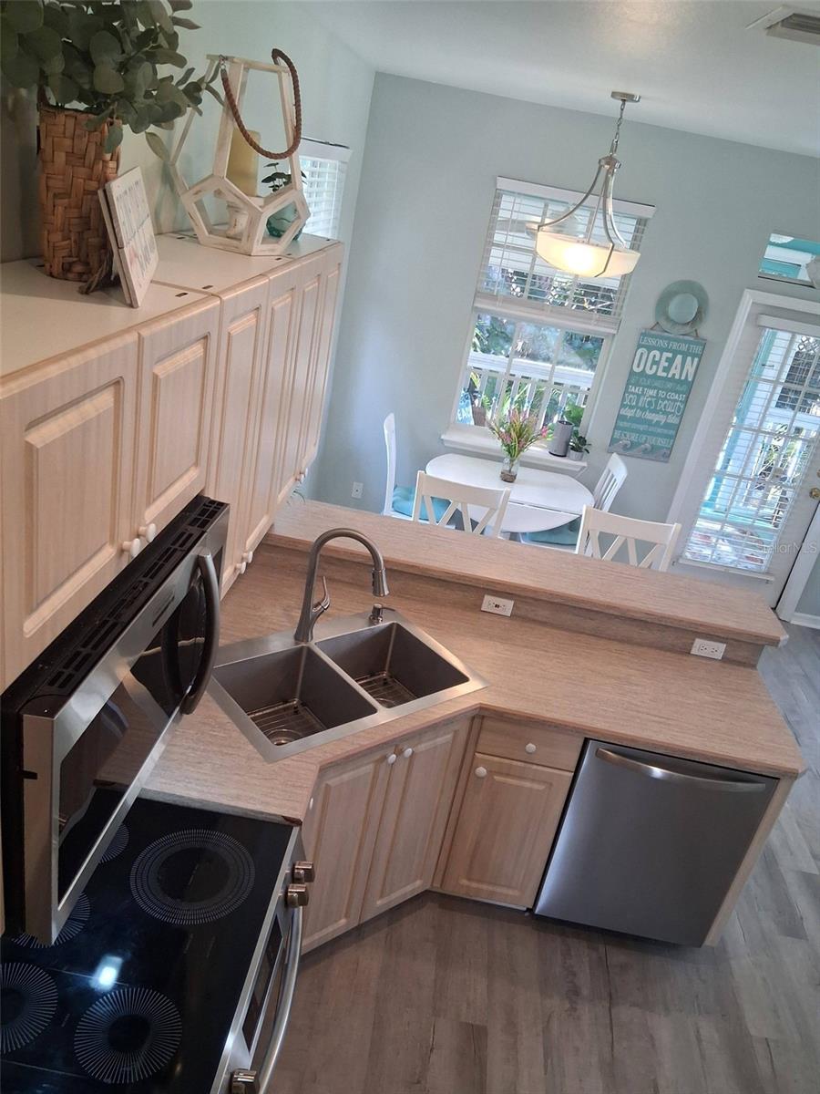 Image 21 of 91 For 216 Berry Street