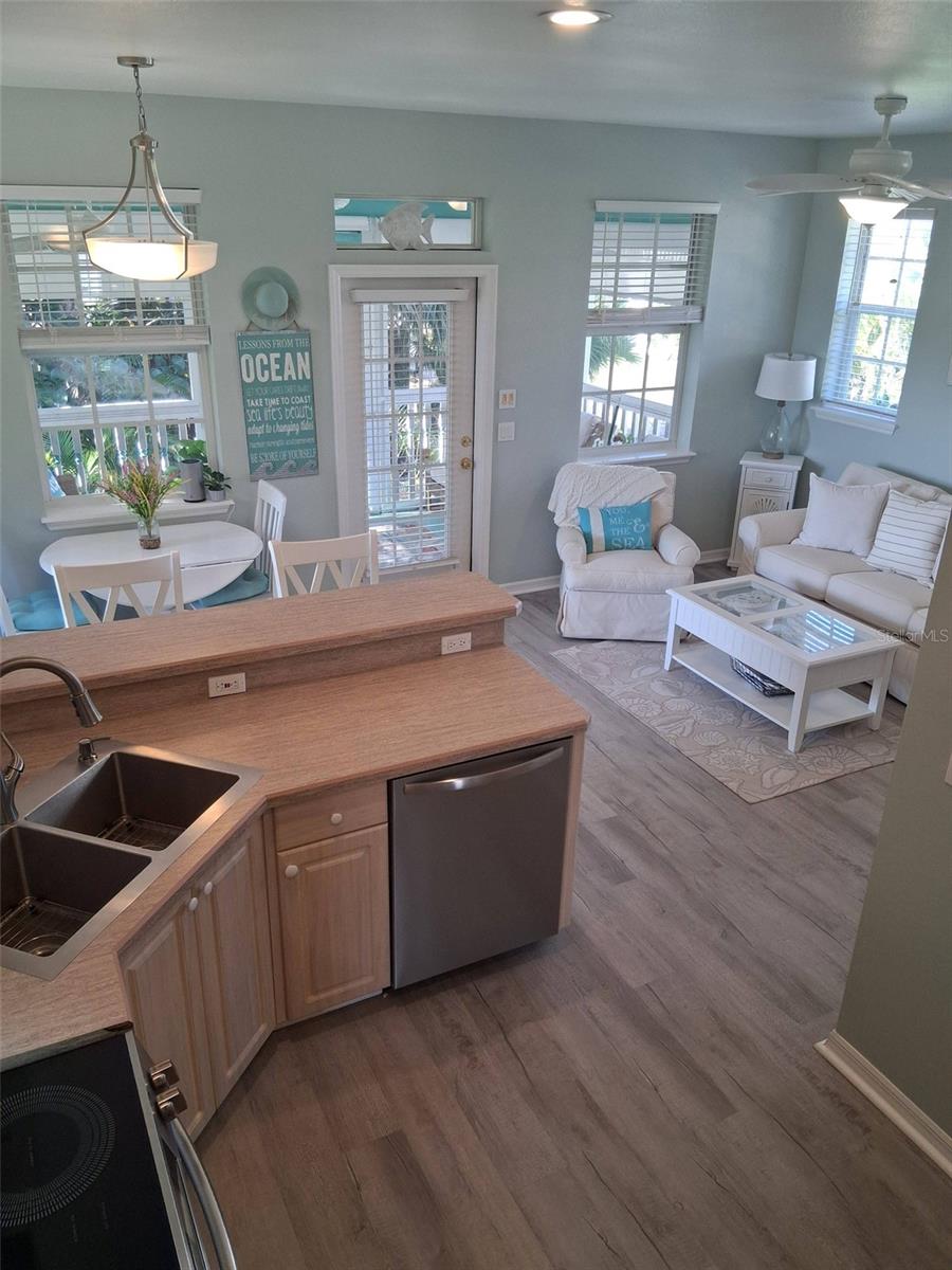 Image 23 of 91 For 216 Berry Street