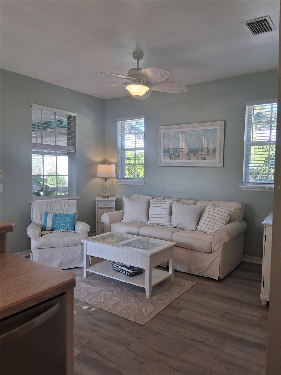 Image 28 of 91 For 216 Berry Street