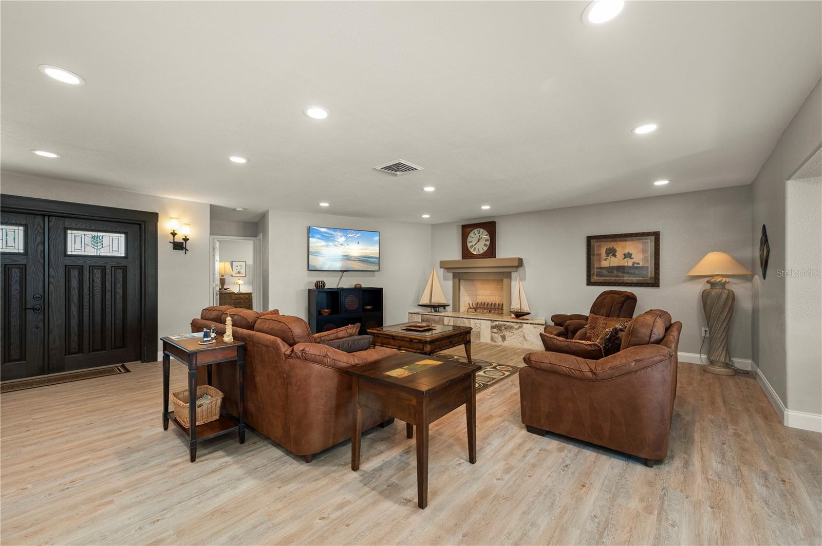 Image 11 of 90 For 200 Capri Isles Court