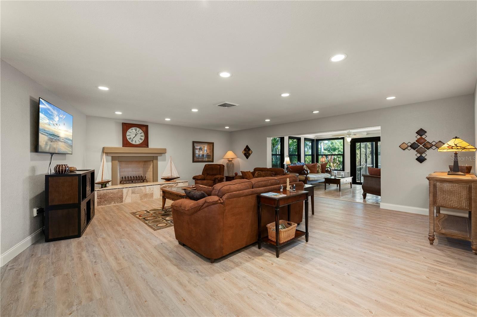 Image 12 of 90 For 200 Capri Isles Court