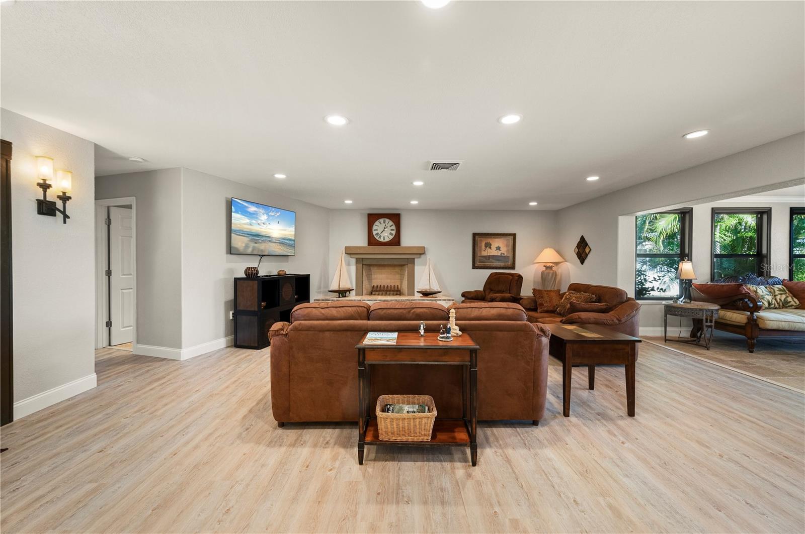 Image 13 of 90 For 200 Capri Isles Court