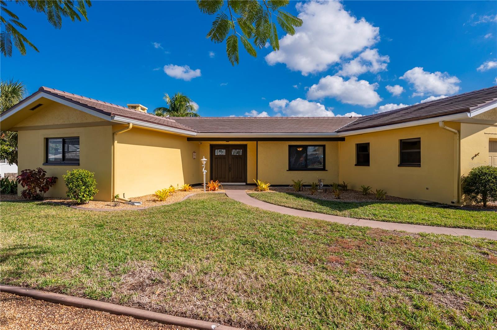 Image 7 of 90 For 200 Capri Isles Court