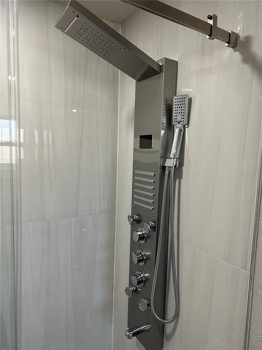 Image 15 of 35 For 717 Crestview Circle Nw