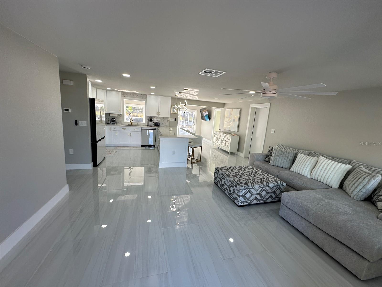 Image 4 of 35 For 717 Crestview Circle Nw