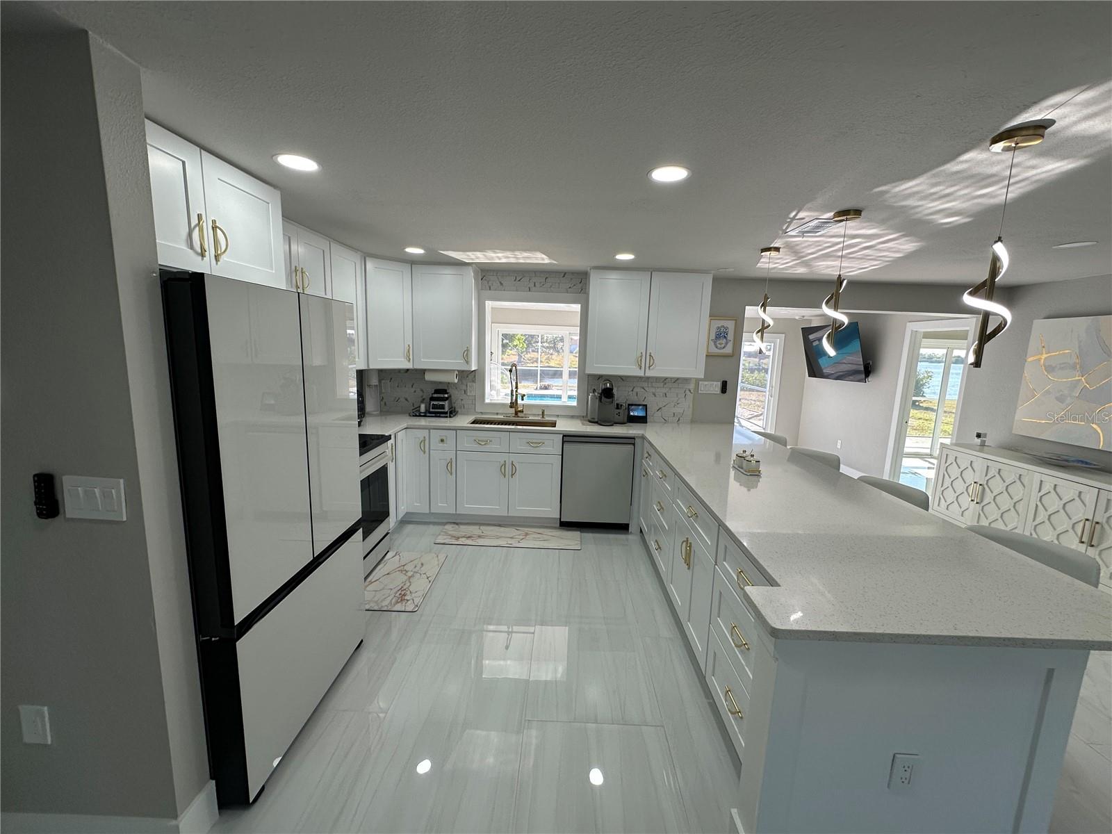 Image 5 of 35 For 717 Crestview Circle Nw