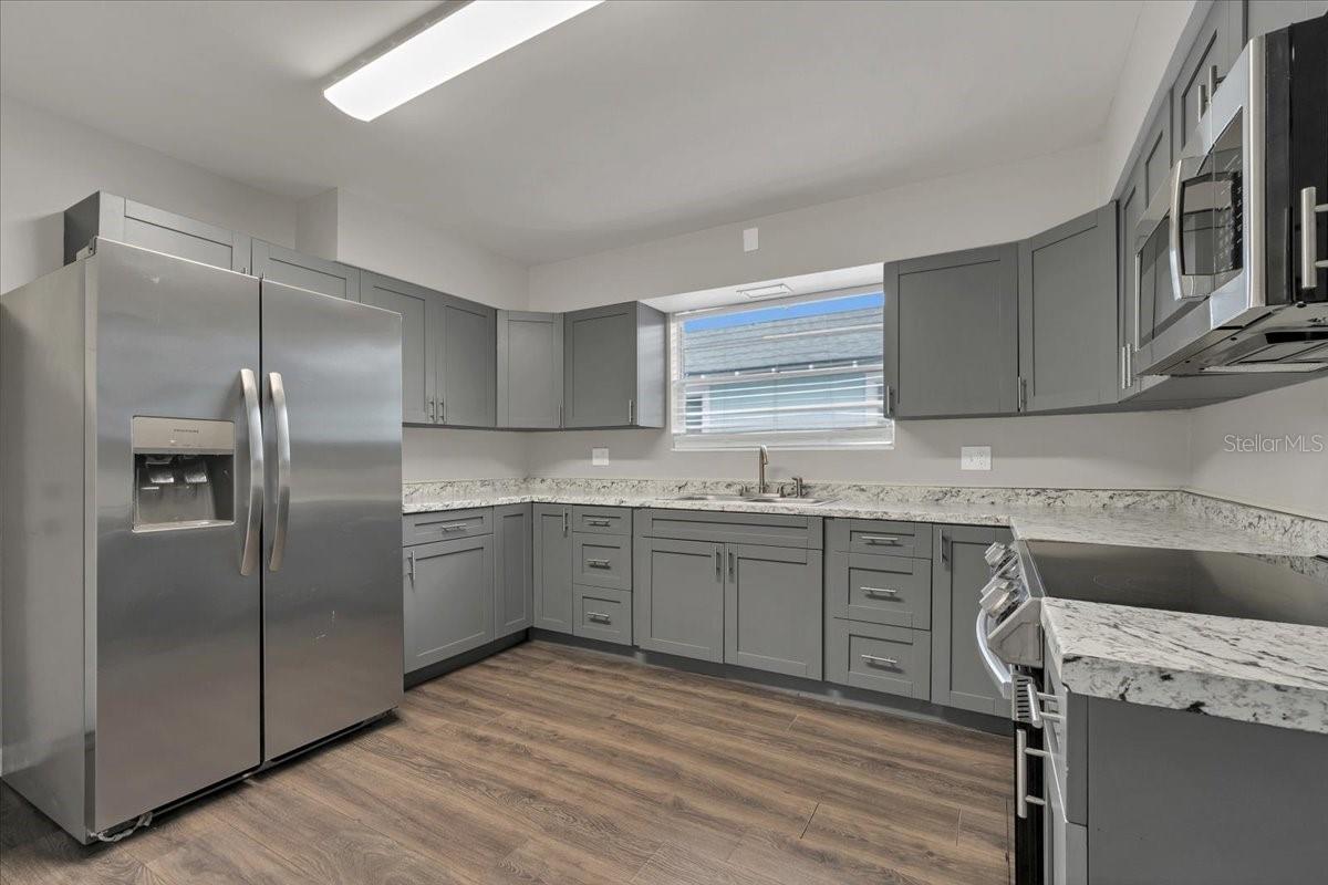 Listing photo id 7 for 3006 13th Street