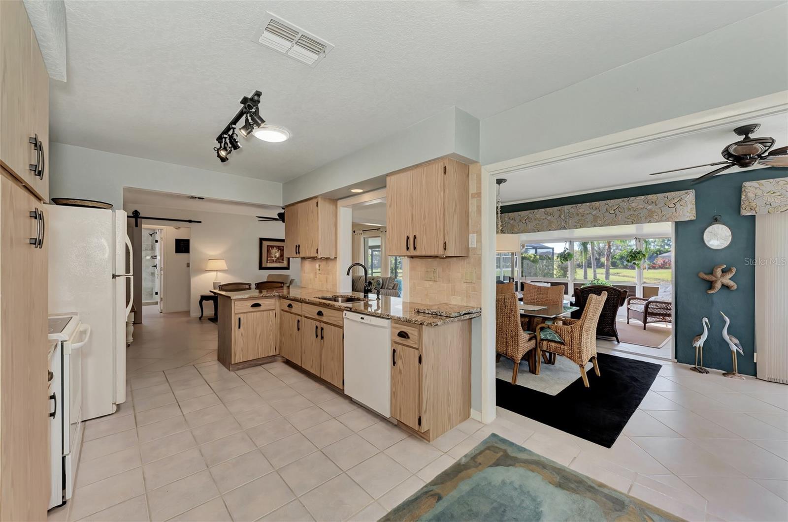 Listing photo id 10 for 2233 Yeoman Court
