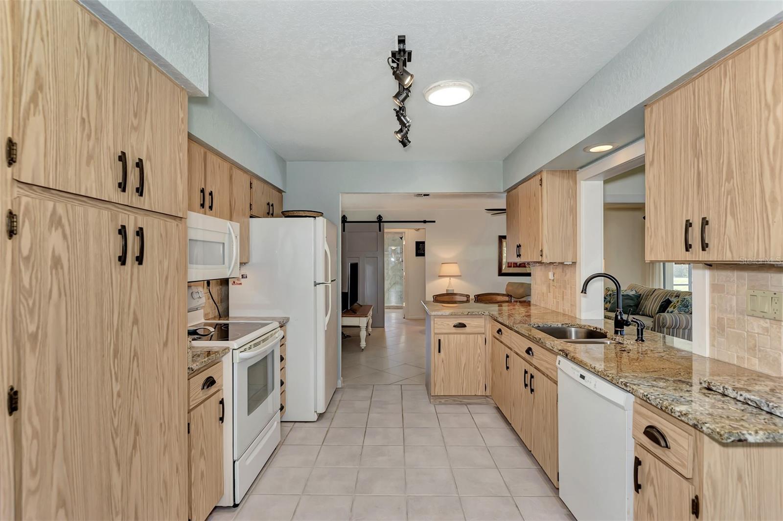 Listing photo id 11 for 2233 Yeoman Court