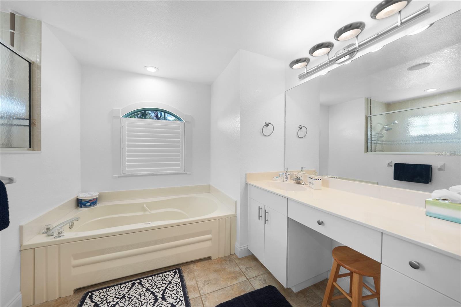 Image 28 of 41 For 474 Lomond Drive