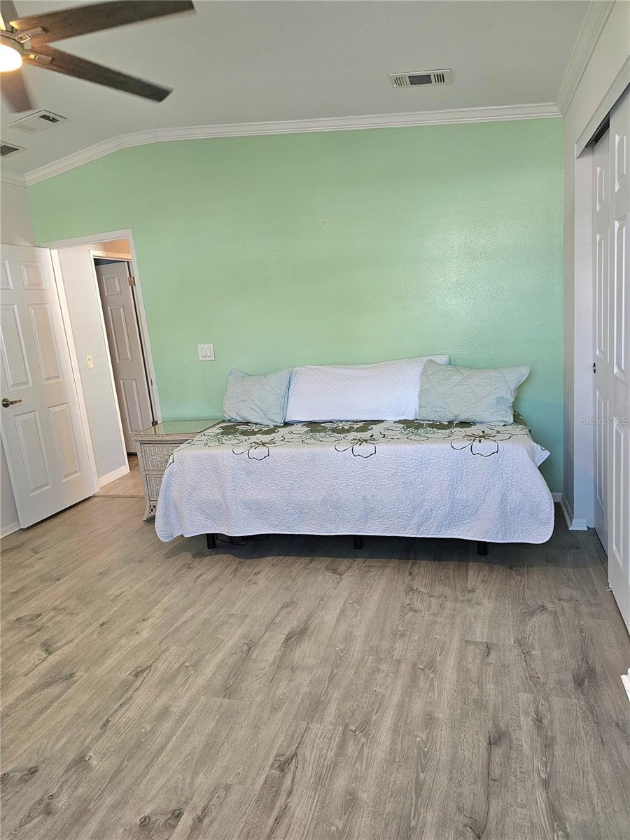 Image 17 of 32 For 27 Freeman Avenue