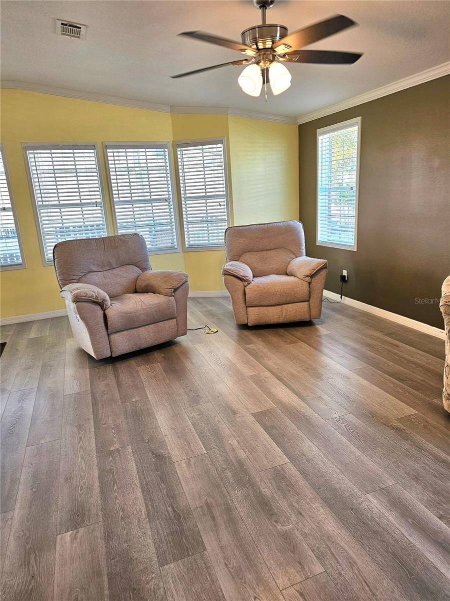 Image 9 of 32 For 27 Freeman Avenue