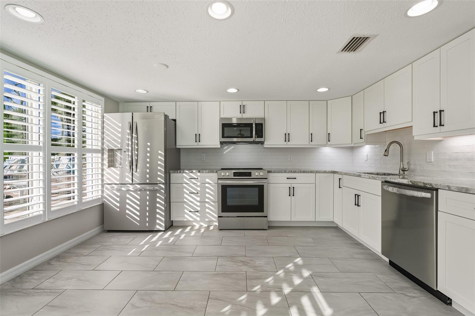 Image 6 of 36 For 5055 Beach Road 108