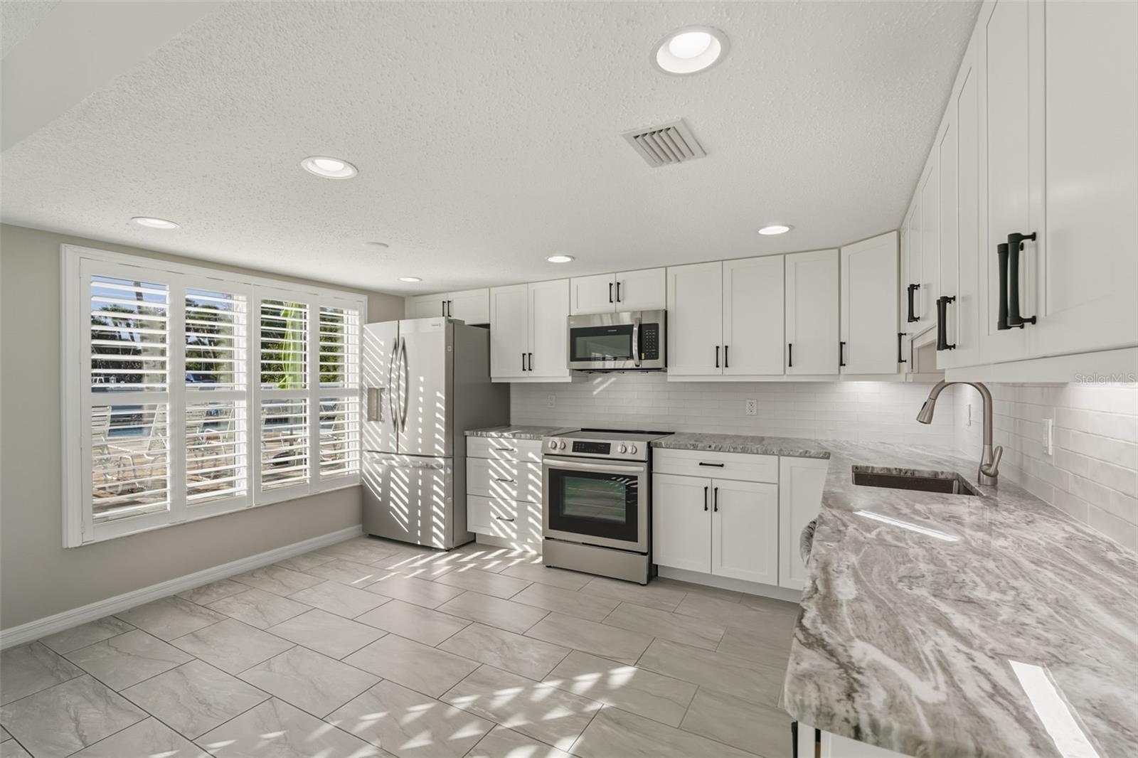 Image 7 of 36 For 5055 Beach Road 108