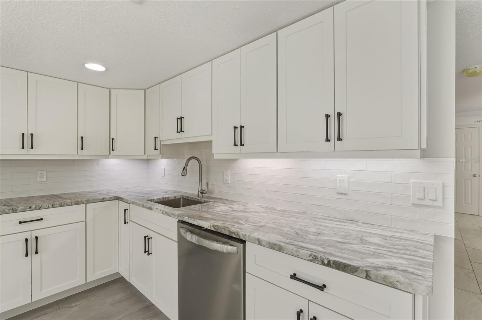 Image 8 of 36 For 5055 Beach Road 108