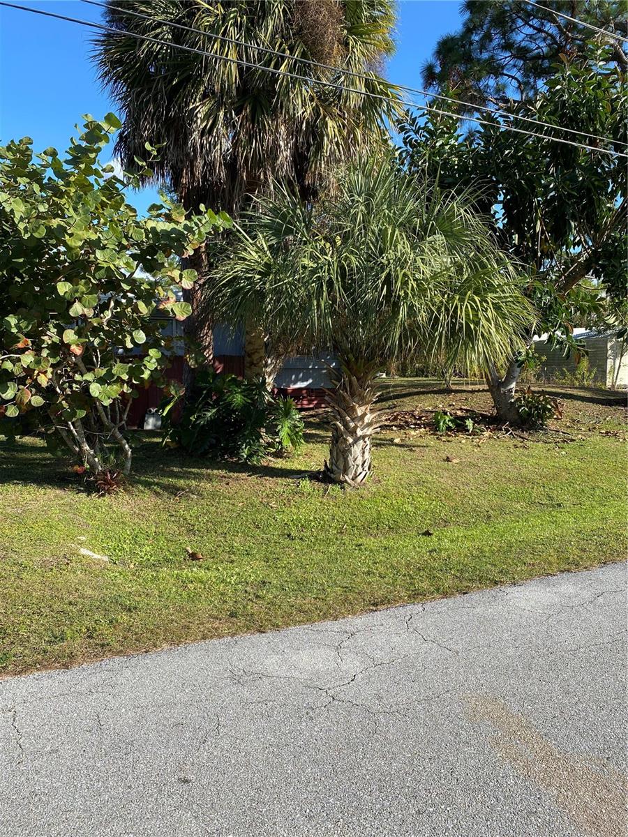 Image 22 of 44 For 11176 Grapefruit Lane