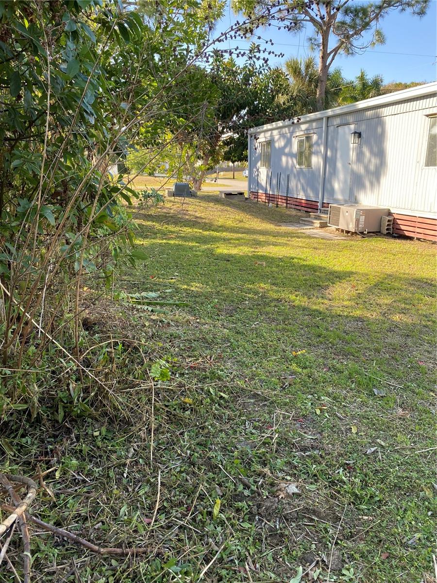 Image 23 of 44 For 11176 Grapefruit Lane