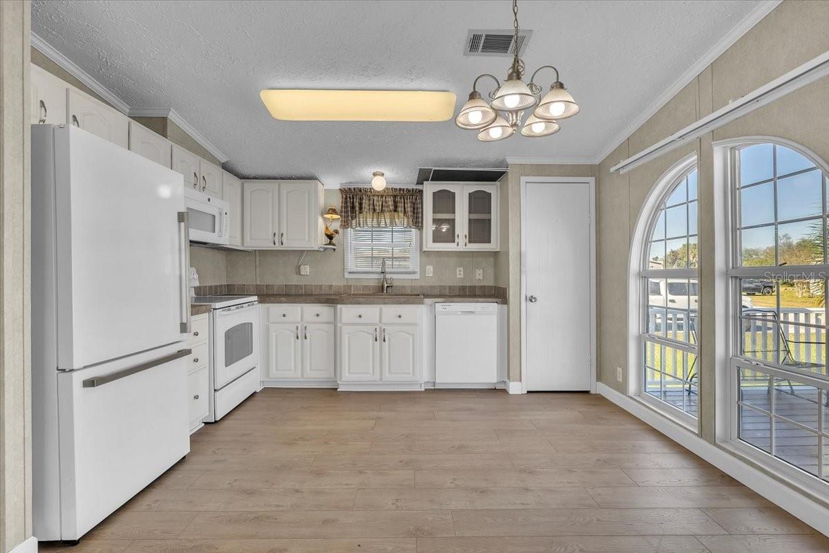 Image 6 of 31 For 2601 Carl Avenue