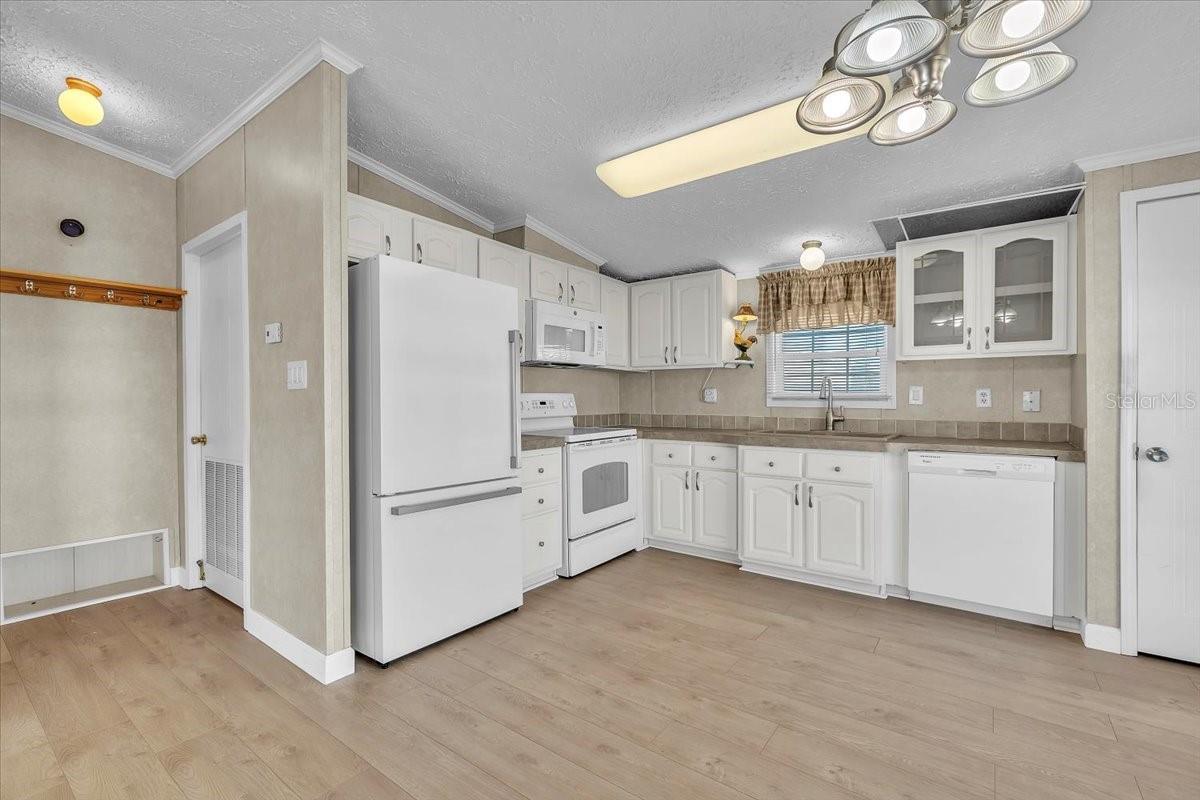 Image 7 of 31 For 2601 Carl Avenue