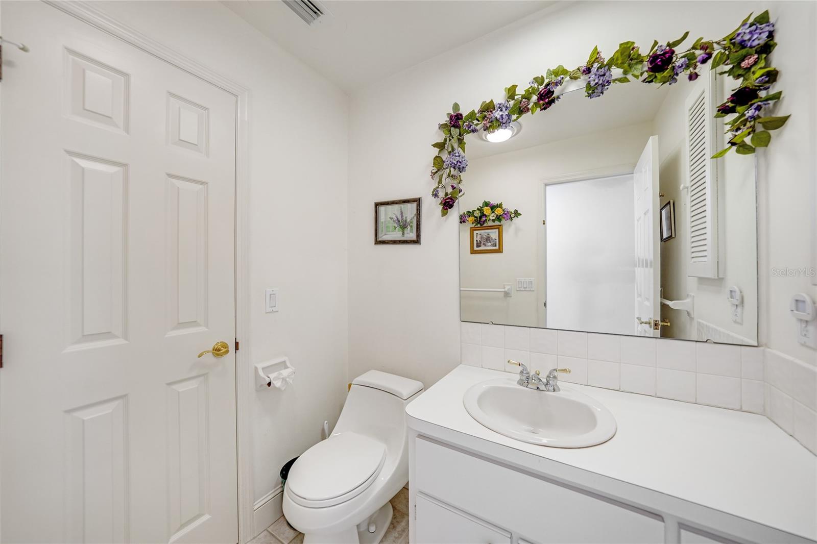 Image 22 of 50 For 24358 Kingsway Circle