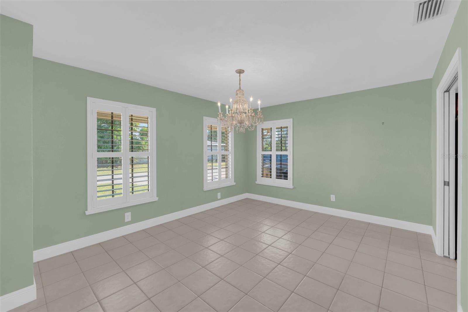 Image 15 of 47 For 13388 Journeys End