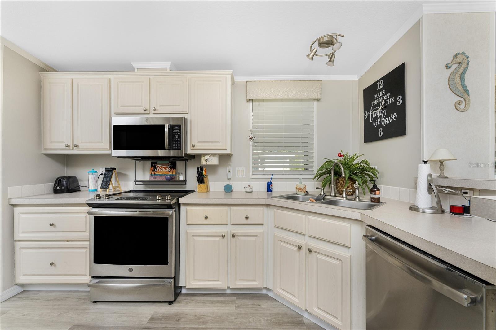 Image 13 of 78 For 1000 Kings Highway 262