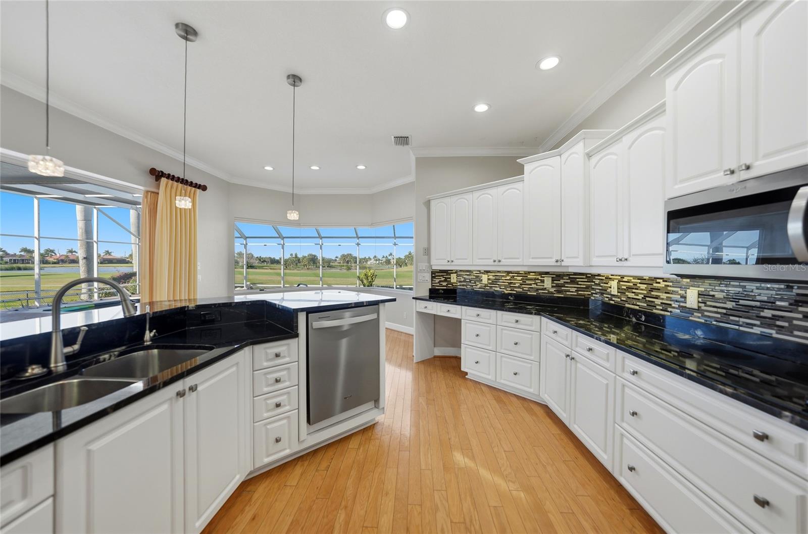 Image 13 of 35 For 402 Madrid Boulevard