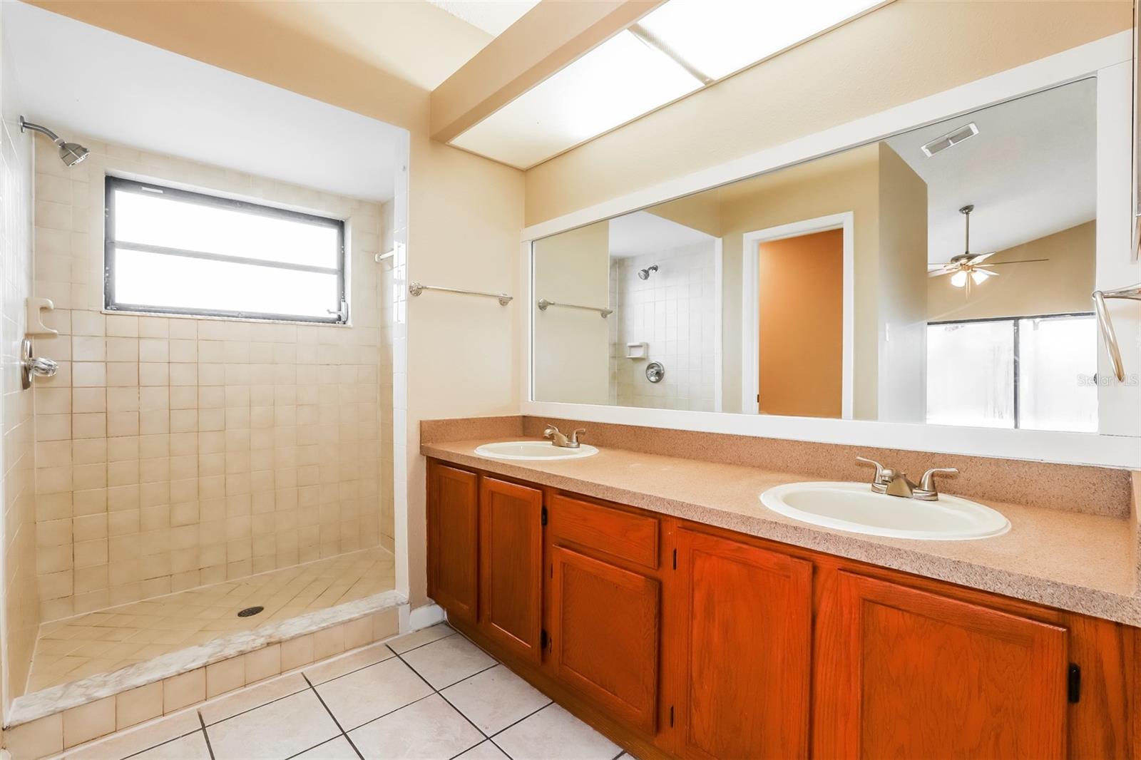 Listing photo id 9 for 1510 Attleboro Lane